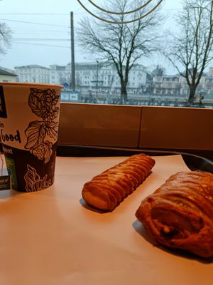 Tea, a vanilla cream snack and an apple pastry, all vegan at backWERK - Griesgasse in Salzburg