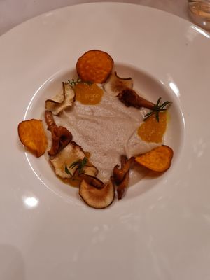 cauliflower & topinambur cream 
-
chanterelle, topinambur crisps, saffron caviar at La Vimea - Vegan Hotel & Vegan Restaurant in Naturno