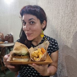 "Chicken" burger com batata rusticq at B-Vegan in Salvador