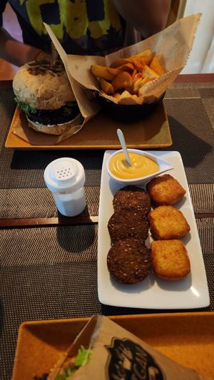 Porção meio falafel, meio dadinho at B-Vegan in Salvador