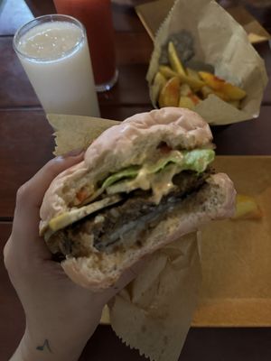 Burger de feijão com tofu fumado   at B-Vegan in Salvador