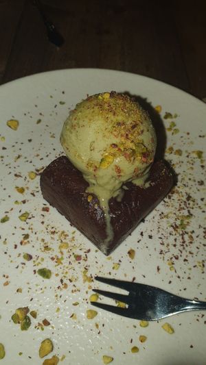 Brownie de chocolate con helado de pistacho at Gioia Plant-Based Cuisine in Marbella