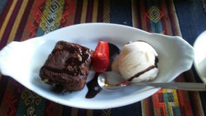 brownie con helado at Cafe Good in Banos