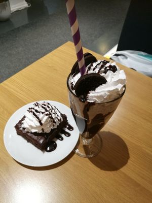 Mudcake and oreo milkshake at Delivore Hornstull in Stockholm