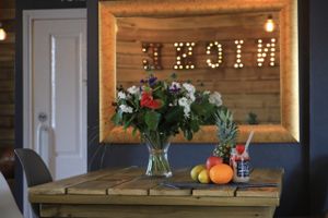 Something for everyone, large vegan and vegetarian section. As everything made fresh the salads can also be vegan/vegetarian. Amazing coffee, smoothies, frappes and milkshakes. Healthy option is their and all produce is locally sourced. Amazing atmosphere, food is delicious and staff are very friendly. My favourite place for food or just a drink.  at The Niche in Irvine