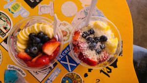 Left: granola, right: blue hawaiian at Wow Wow Hawaiian Lemonade in Kihei