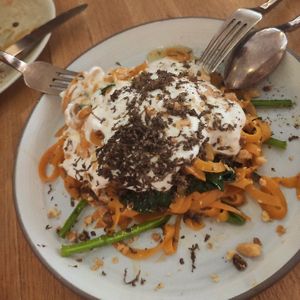 Espaguetis de boniato con crema de anacardos at The Green Spot in Barcelona