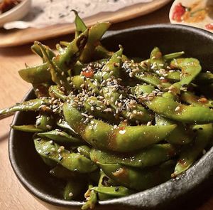 Edamame con chili at The Green Spot in Barcelona