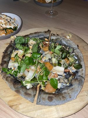 Pizza negra vegana #Veganuary at The Green Spot in Barcelona