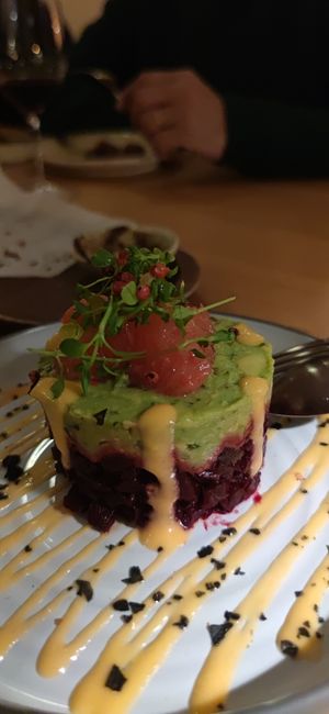 Tartar de remolacha y aguacate at The Green Spot in Barcelona
