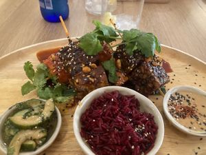 Tempeh and Papaya at The Green Spot in Barcelona