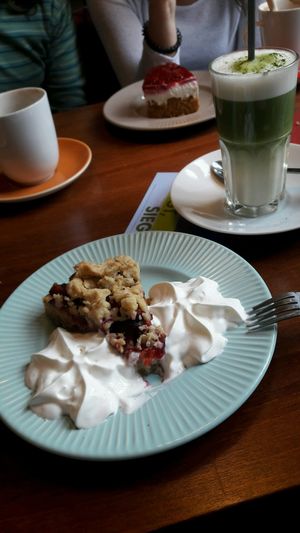 Warmer Streuselkuchen mit Sahne at VLORA Cafe & Laden im Hof in Lutherstadt Wittenberg