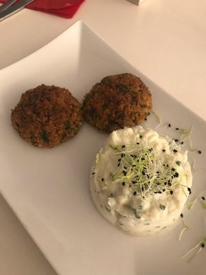 Quinoa balls with Cauliflower mash  at Rawdia in Brasov