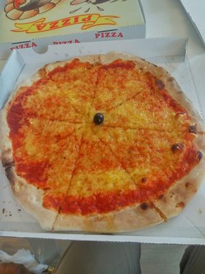 vegan pizza at Ai 6 Angoli in Brussels