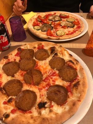 “Salami” and grilled veggie pizzas at Ai 6 Angoli in Brussels