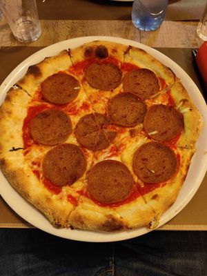 Diavola: Mozzarella and salami at Ai 6 Angoli in Brussels