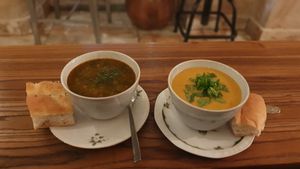 Spinach bulgur soup and oriental lentil soup at Franz Soupmarine in Heidelberg