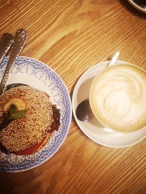 Hummus and sun-dried tomato bagel and an oat milk cappuccino at Franz Soupmarine in Heidelberg