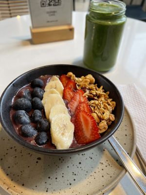 Açai bowl and Green Machinr smoothie   at Quinoa Cafe in Lima