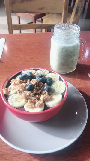 Acaí bowl and smoothie  at Quinoa Cafe in Lima