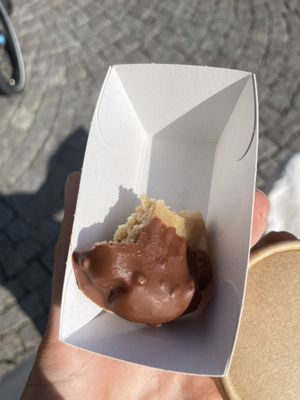 Super nice snickers cookie, like eating cookie dough! at Minù in Lund