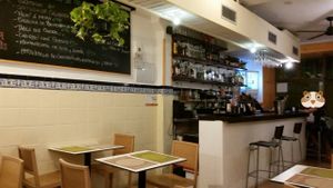 Internal view of the restaurant at Yanten Veggie Bar in Madrid