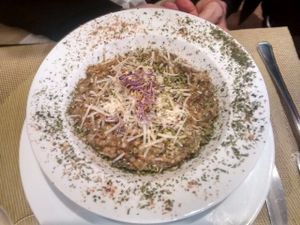 Arroz caldoso marisma de shiitake y wakame / Soupy rice with shiitake mushrooms and wakame at Yanten Veggie Bar in Madrid