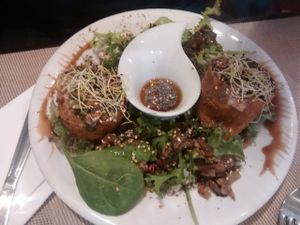 Inhary sushi de aguacate at Yanten Veggie Bar in Madrid