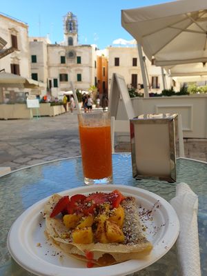 Crèpe with vegan choc spread, strawberries, pineapples and pistachios. Carrot/lemon fresh juice. Total: 11€ including table fee at Joya Canti di Stagione in Polignano A Mare