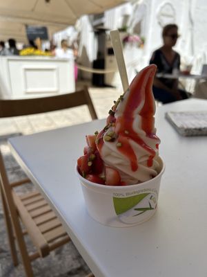 Vegan froyo with strawberries and pistachios   at Joya Canti di Stagione in Polignano A Mare