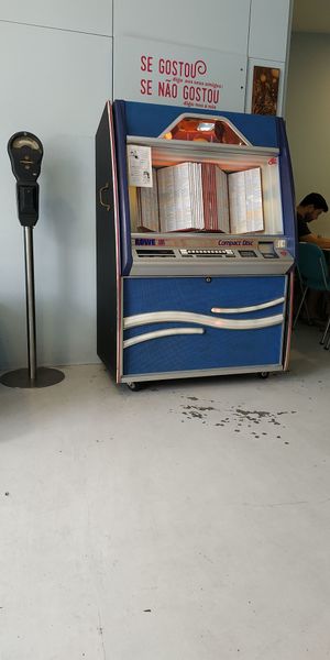 Free jukebox with a wide variety of music options at Jeni's Diner in Caminha