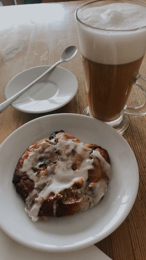 Cynamonka bezglutenowa i latte owsiane  at Zemsta in Poznan