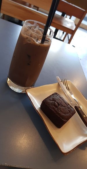 Brownie n early grey choc latte. Def a chocolate overload for me haha. Every time i take a sip, by brain thinks it's chocolate oat milk at Haemil Bakery in Seoul