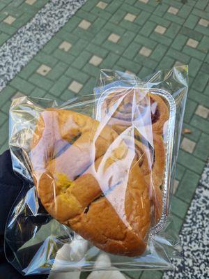 Chives Mandu Bread & Apple Cinnemon Roll Bread😍🥰 at Haemil Bakery in Seoul
