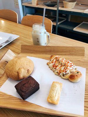 Mocha bread, brownie, a free little coconut cake and YUM 'HAM AND CHEESE' at Haemil Bakery in Seoul