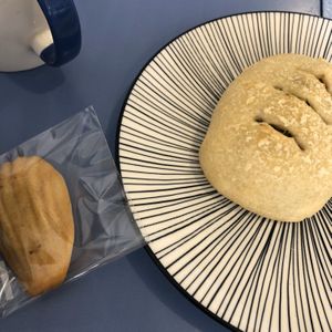 마들렌, 부추만두빠ㅇ at Haemil Bakery in Seoul