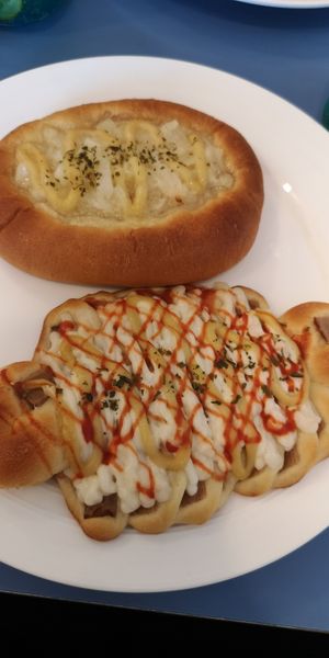 Onion bread & "ham cheese" pizza at Haemil Bakery in Seoul