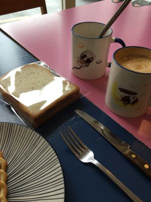 The bread and smoothie were service ❤️ at Haemil Bakery in Seoul