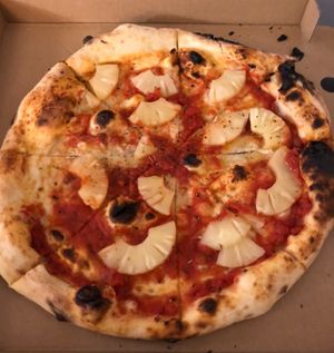 pizza come quella italiana ( a parte l’ananas ovviamente, ma non c’erano molte opzioni vegane)  at Pizza di Ascari in Vilnius