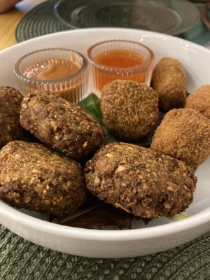 Mix croquetas y falafel  at Ecoespazo Vitriol in Sarria