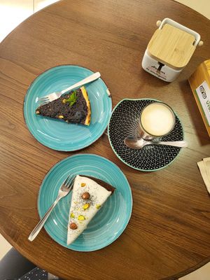 Vegan carrot cake (bottom), non-vegan cheesecake (top - husband's) at Ecoespazo Vitriol in Sarria