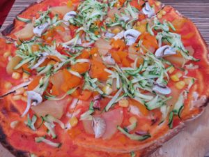 tarte flambée with tomato sauce and vegetables (vegan) at Die Kartoffel in Saarbrucken