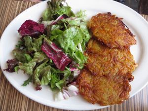 potato and carrot patties with salad (vegan) at Die Kartoffel in Saarbrucken