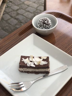 Raw bounty cake and chocolate ball at Ecocafeet in Ostersund