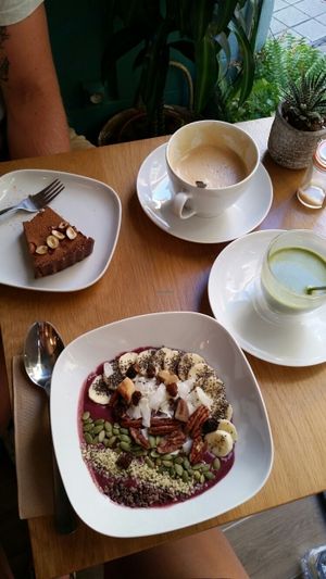 smoothiebowl.matcha.raw cake.coffee at KOKO Green in Nice