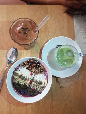 This is what i had a couple of months ago in KOko green, a delicious acai smoothie bowl with gorgeous granola on top companied with the best cold matcha latte in the city (no joking, i have tasted it in a couple of places and this is just great!) and my a cocoa smoothie :) great great and again great! at KOKO Green in Nice