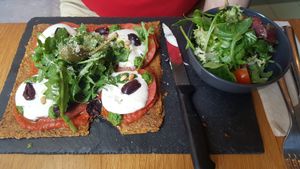 Raw vegan pizza at KOKO Green in Nice