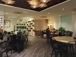 inside plenty room at Bao Chu Vegetarian in Guangzhou