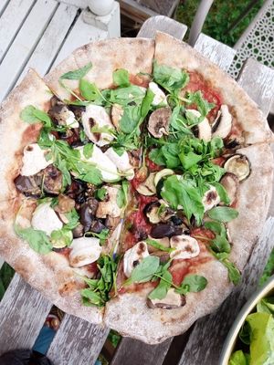 Vegan pizza at Vero Bio-Pizzeria in Vienna