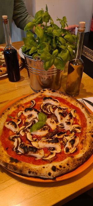 Margeritha mit Champignons at Vero Bio-Pizzeria in Vienna